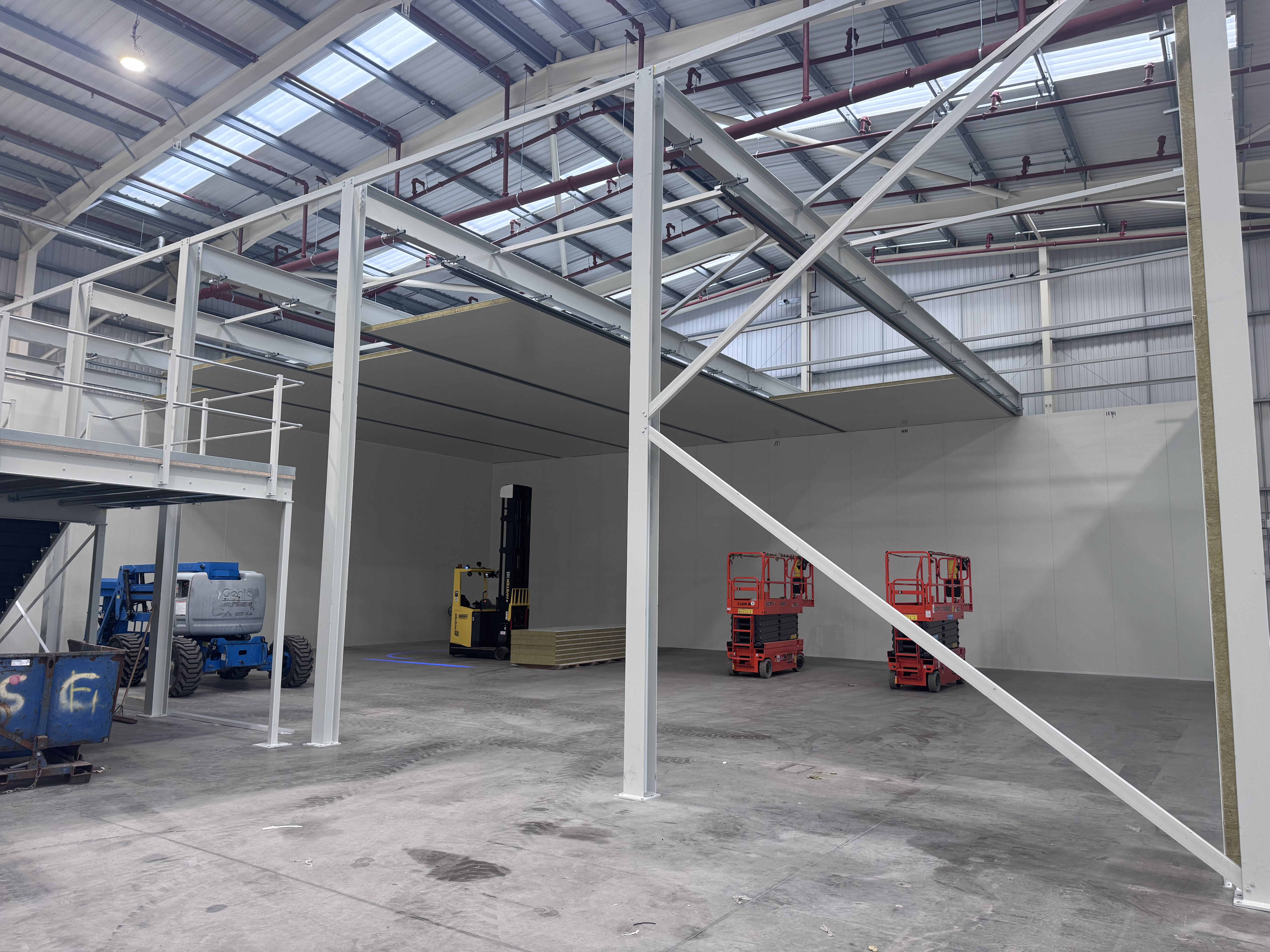 Structural steelwork and insulated panel construction with scissor lifts
